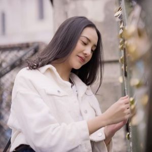 Potret Cantik Anya Geraldine di Paris. (Instagram/anyageraldine)