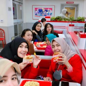 Potret ibu Ayu Ting Ting liburan bareng sahabat di Amerika. (Instagram/@mom_ayting92_)