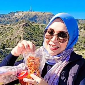 Potret ibu Ayu Ting Ting liburan bareng sahabat di Amerika. (Instagram/@mom_ayting92_)