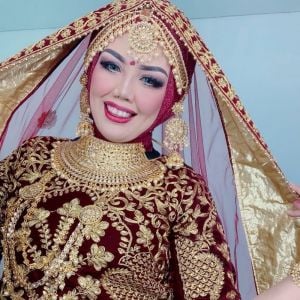 Pesona Seleb Berhijab Pakai Busana India (instagram/@ellysugigi_real_)