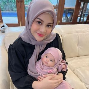 Potret Baby Ameena Pakai Hijab dan Mukena. (Instagram/ameenaatta)