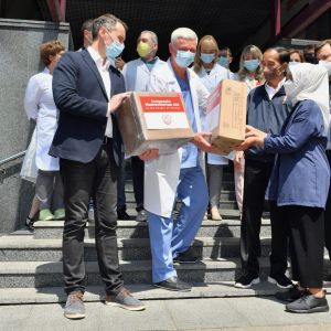 Jokowi dan Iriana Serahkan Bantuan Medis ke RS Bedah Endokrin di Ukraina