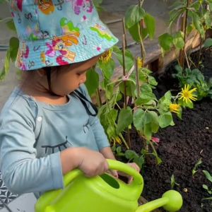 Potret Anak Young Lex Berkebun. (Instagram/@eriskanakesya)
