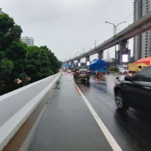 Sok Jagoan di Tol JORR! Pengemudi Ngamuk Pukul Spion Pakai Besi, Polisi Buru Pelaku