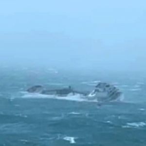 MV Golden Star 1 Tenggelam di Selat Singapura: 9 Awak Kapal Selamat, 107 Kontainer Hanyut