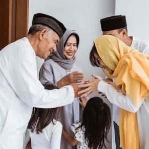 Silaturahmi Lebaran dan Budaya Gosip: Ketika Obrolan Hangat Berubah Arah