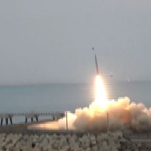 Ngeri! Iran Tembakkan Rudal Balistik Sejauh 2500 Mil Serang Pangkalan AS-Inggris