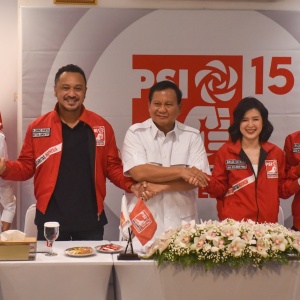 Senyum Prabowo Bahas Pemilu 2024 di Markas PSI