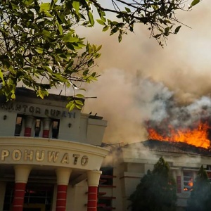 Penampakan Kantor Bupati Pohuwato Dibakar Massa karena Unjuk Rasa Tak Digubris