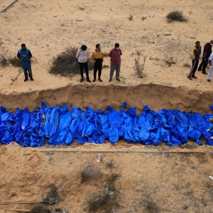 Ratusan Jenazah Warga Palestina Dimakamkan di Kuburan Massal Gaza