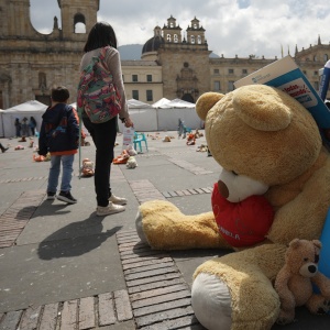 Protes Tingginya Kasus Pelecehan Anak di Kolombia, Ribuan Boneka Dipajang di Bogota