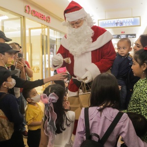 Sinterklas Sapa Pengunjung Mal di Jakarta