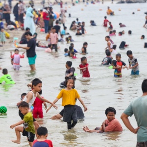 Libur Nataru, Pantai Ancol Diserbu Wisatawan