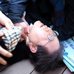 Ngeri! Begini Detik-Detik Ketua Partai Oposisi Korea Selatan Ditikam Pisau