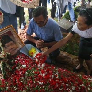 Prosesi Pemakaman Rizal Ramli di TPU Jeruk Purut