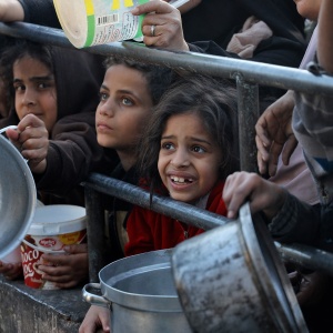 Potret Menyedihkan Warga Palestina Harus Berebut Makanan untuk Berbuka Puasa
