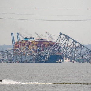 Detik-detik Kapal Raksasa Berbendera Singapura Tabrak Jembatan di Baltimore