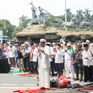Massa Aksi Tolak Pemilu Curang Salat Jumat Bersama di Patung Kuda, Ada Din Syamsuddin