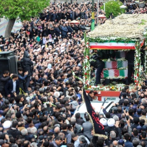 Puluhan Ribu Warga Iran Tumpah Ruah Iringi Pemakaman Presiden Ebrahim Raisi