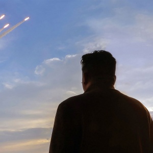 Potret Kim Jong Un Pantau Langsung Uji Coba Rudal Korea Utara