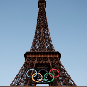 Cincin Olimpiade Hiasi Menara Eiffel di Paris