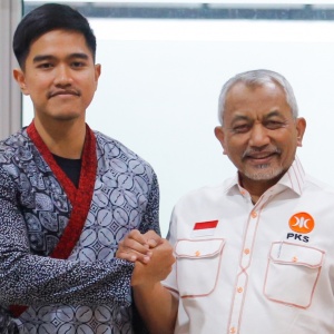 Potret Kaesang Pakai Kimono Batik saat Temui Presiden PKS