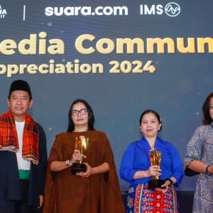 Parade Foto Penerima Award Local Media Summit 2024