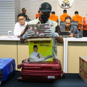 OTT Pejabat di Kalsel, KPK Sita Rp12,1 Miliar dan Tahan 6 Orang Tersangka