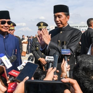 Prabowo Antar Jokowi Pulang ke Solo