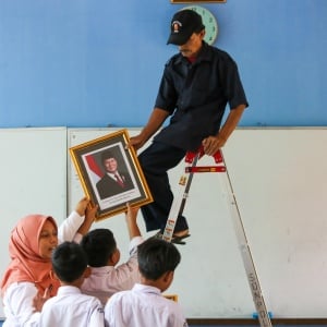 Momen Pergantian Foto Presiden dari Jokowi ke Prabowo di Lingkungan Sekolah