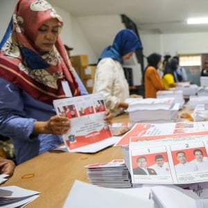 Intip Kesibukan Pekerja saat Pelipatan Surat Suara di KPU Jakarta Pusat