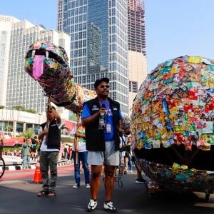 Penampakan Replika Paus dan Ular Raksasa dari Sampah Keliling Car Free Day