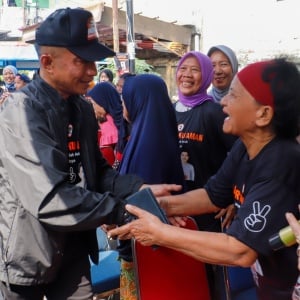 Potret Dharma Pongrekun Blusukan dan Sapa Warga di Pasar Minggu