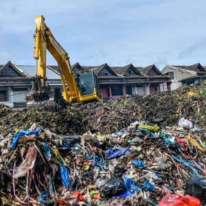 Penampakan Gunungan Sampah Hiasi Pasar Induk Caringin di Bandung