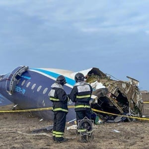 Ngeri! Begini Penampakan Pesawat Azerbaijan Airlines yang Jatuh di Kazakhstan