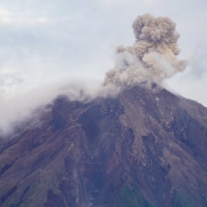 Kembali Erupsi, Gunung Semeru Semburkan Abu Vulkanis