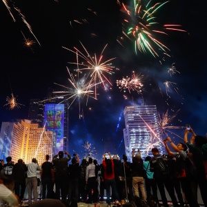 Semarak Pesta Kembang Api Tahun Baru 2025 di Bundaran HI