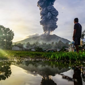 Gunung Ibu Erupsi, Hujan Abu 'Guyur' Kecamatan Ibu Utara Malut