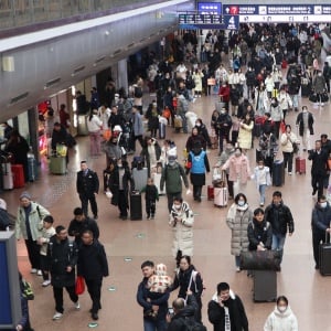 Ramainya Mudik Imlek di Stasiun Beijing Barat China