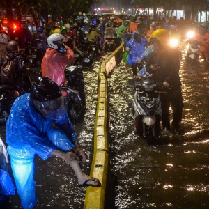 Diguyur Hujan Lebat, Sejumlah Ruas Jalan di Jakarta Tergenang Banjir