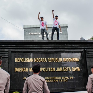 Tuntut Adili Jokowi, Massa Geruduk Polda Metro Jaya