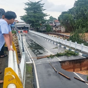 Jembatan Kemang Pratama Amblas Imbas Banjir Bekasi, Sampah Menggunung!