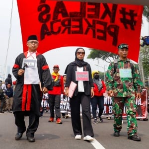 Ribuan Buruh Geruduk Gedung DPR saat Peringatan May Day 2025
