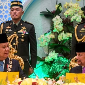Momen Prabowo Terima Bintang Kebesaran dari Sultan Brunei Darussalam