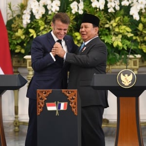 Salaman dan Pelukan, Prabowo Sambut Macron di Istana Merdeka