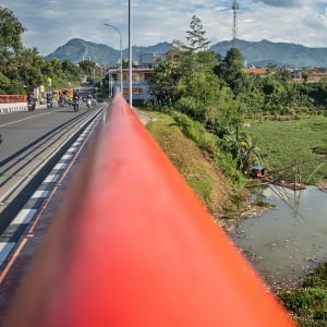 Sampah dan Eceng Gondok Penuhi Sungai Citarum