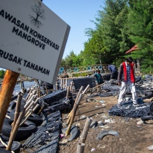 Sampah Limbah Pabrik Pantai Balongan Indah