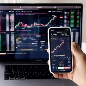 Infrastruktur Kompleks di Balik Layar: Mengapa Gangguan Platform Trading Sering Bikin Trader Panik?