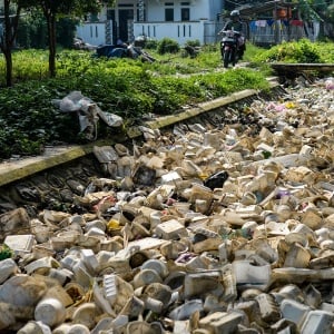 Penampakan Sampah Penuhi Saluran Irigasi di Serang