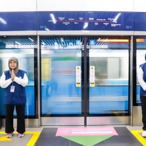 Lansia Beraksi di MRT Jakarta, Bantu Penumpang dan Edukasi